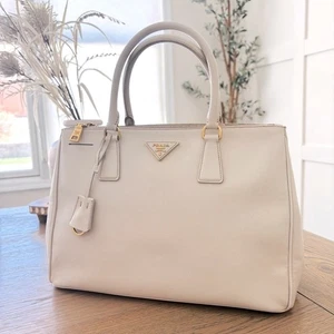 Bolso de Mano Prada Saffiano Grande Galleria Doble Cremallera Talco Oro Blanco Acentos con Certificado de Autenticidad - Imagen 1 de 16