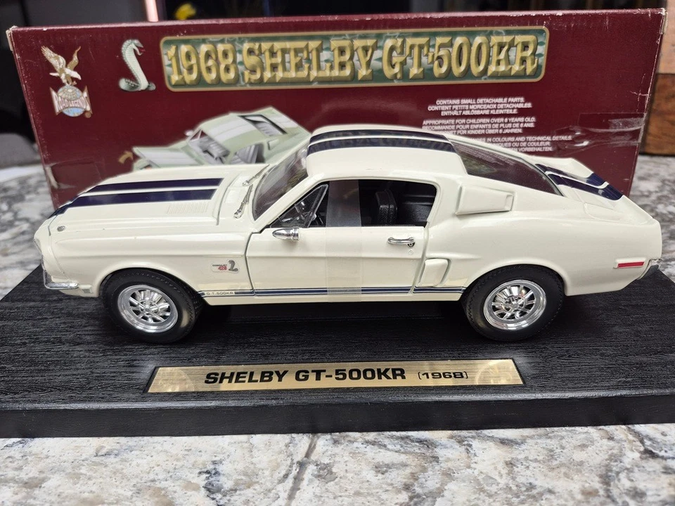 Shelby GT500KR Road Legends 1968 1:18 blanco con rayas azules oscuras Foto 1 de 4