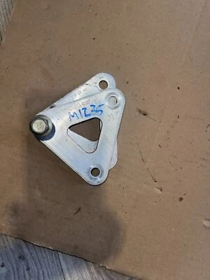 2003 年本田 CBR954R 原始设备制造商发动机电机安装支架支架 — 第 1/2 张图片