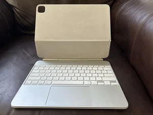 APPLE MAGIC KEYBOARD A2974 FOR APPLE IPAD Pro 13”  WHITE - Please read - Picture 1 of 5