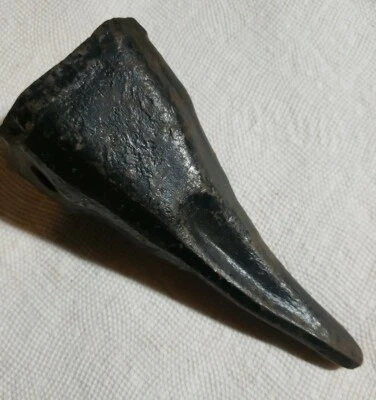 Caterpillar Sharp Tip Bucket Tooth 208-5239 genuine caterpillar!! - Image 1 of 3