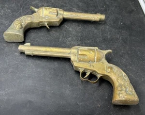 HEAVY PAIR OF VINTAGE  ORNAMENTAL SOLID BRASS GUNS PISTOLS 2.2kg - Picture 1 of 6