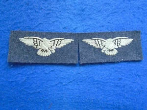 PAIR 1973 ISSUE ROYAL AIR FORCE RAF, EAGLE EMBROIDERED CLOTH SHOULDER TITLES - Picture 1 of 2