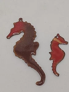 Par de colgantes vintage de caballito de mar esmalte sobre cobre granate pequeños y grandes sin cadenas - Imagen 1 de 4