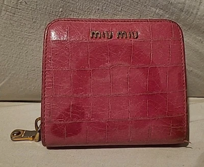 Carteira dobrável compacta couro crocodilo rosa em relevo Miu Miu com zíper ao redor - Imagem 1 de 4