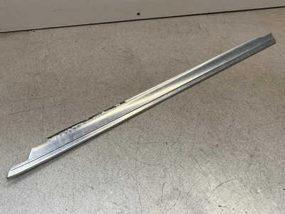 Mercedes Benz W110 200 1963 puerta delantera izquierda conductor ventana exterior moldura cromada  Foto 1 de 4