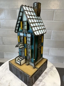 Vintage Buntglas Dorfhaus, türkis mit gelben Fensterläden & Fenstervorhängen - Bild 1 von 24