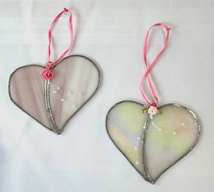 Buntglas Herzen rosa weiß Ornament Fenster Sonnenfänger 2er Set Liebe Geschenk - Bild 1 von 5