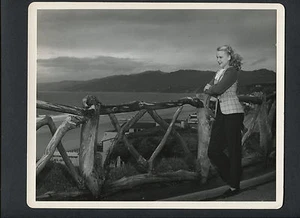 JOVEN ANNE FRANCISCO EN MALIBÚ - AÑOS 50 CANDIDO POR JOSEPH JASGUR - SU COLECCIÓN - Imagen 1 de 2