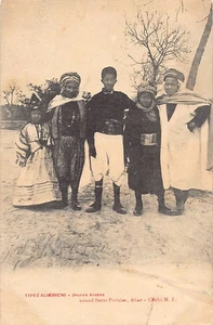 Algérie - BÔNE Annaba - Jeunes arabes - LA CARTE A UNE DÉCHIRURE EN BAS AU MILIE - Picture 1 of 2