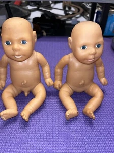 Muñeca Gemela 8" Bebés Recién Nacidos Anatómicamente Correcta Ojos Azules Vinilo Raro De Colección - Imagen 1 de 8