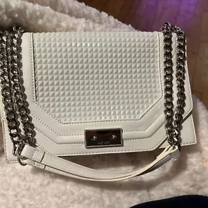 Borsa a tracolla Nine West design texture borchiata bianca manico catena argento - Foto 1 di 6