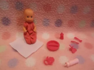 Casa de muñecas bebé bebé muñeca infantil con manta y biberón juguete accesorio #8 ¡Nuevo! - Imagen 1 de 2