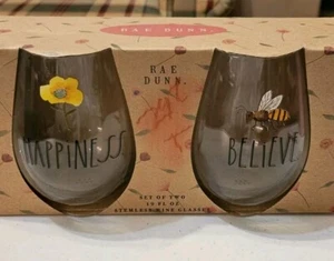 Rae Dunn 2er Set Glück. & Believe. Stiellose Weingläser mit Wichtel - Bild 1 von 4