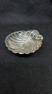 Antico piatto con piedini per sale/caviale a conchiglia in argento sterling - Foto 1 di 11