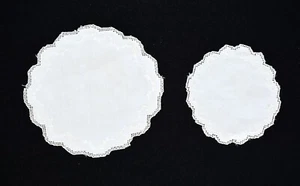 Par de tapetes vintage Madeira blancos florales bordados con borde de corte de 6" y 8" - Imagen 1 de 4