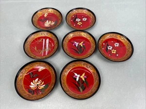Vintage 7 japanische rot schwarz Blumen Blumen Drachen Lackgeschirr 4" Untertasse Teller - Bild 1 von 3