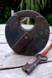 Antique Padlock with one working key Round Shape - Picture 1 of 11