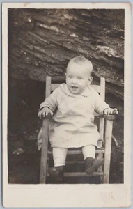 Retrato feliz niño pequeño en silla al aire libre, postal RPPC de 1918-1930 - Imagen 1 de 2