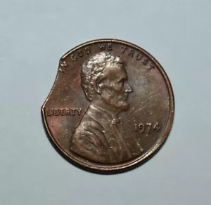 F4. A 1974 LINCOLN  MEMORIAL CENT WITH LUSTER SINGLE CURVED CLIP ERROR - Picture 1 of 2