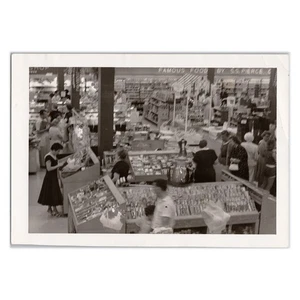 Blurred Crowd Perusing Department Store - Vintage Photo - 1950s Boston Retail - Foto 1 di 2