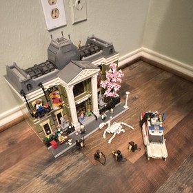 LEGO Icons Natural History Museum 10326 Modular with Ghostbusters Ecto-1