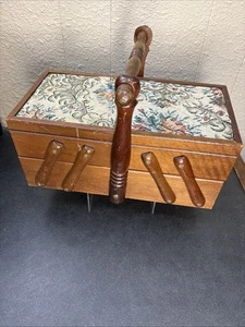 De colección ~ Caja de Costura Acordeón Portátil Madera 3 Niveles con Tapa de Tela Vintage - Imagen 1 de 8