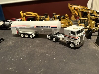1:50 CONRAD Freightliner COE SEMI TRUCK / GAS TANKER TRAILER - Image 1 of 4