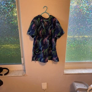 Peeling-Top mit Giraffenmuster - V-Ausschnitt, Kurzarm, lustiges Tiermuster - Bild 1 von 4