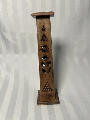 Torre de incienso de madera tallada. 12 pulgadas de alto 3 pulgadas en la base. Foto 1 de 4