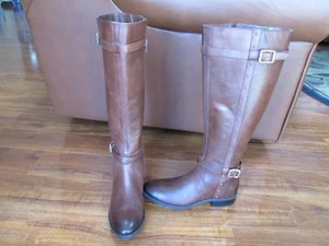 NUOVI stivali da equitazione alti Vince Camuto Preselen DONNA 6,5 pelle marrone borchie oro - Foto 1 di 7