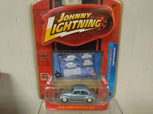 VOLKSWAGEN BEETLE 1950 SPLIT WINDOW BLUE SILVER 1:64 JOHNNY LIGHTNING - Imagen 1 de 2