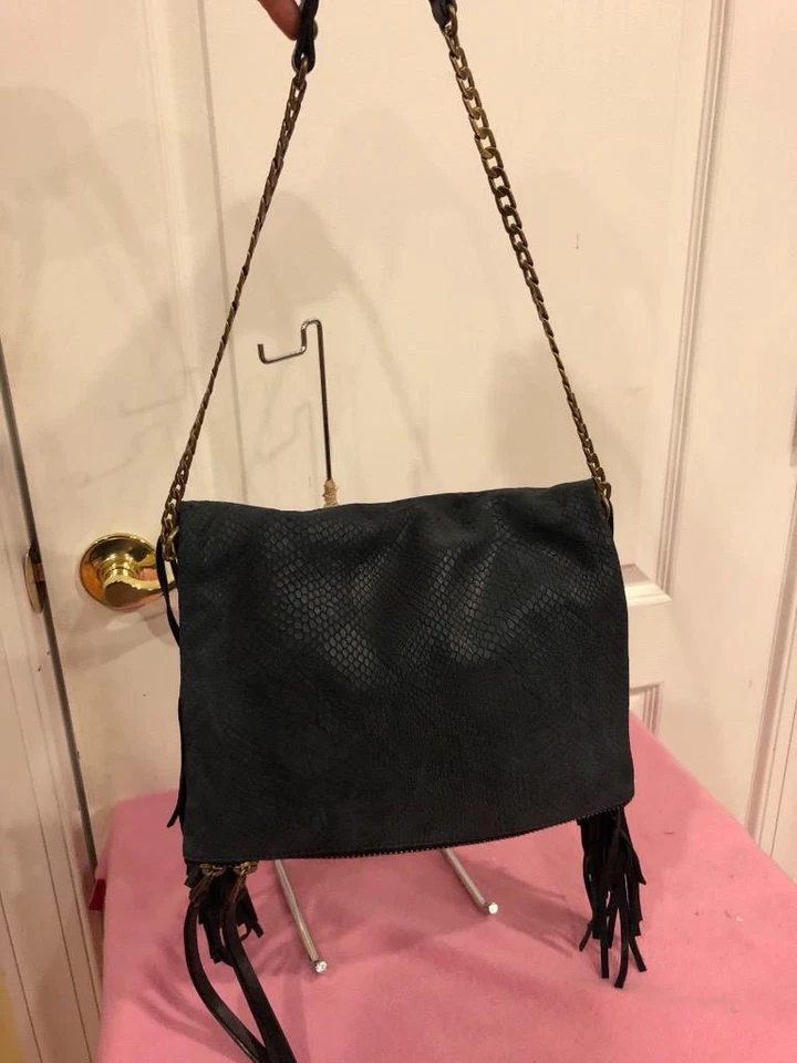 BOLSO MONEDERO CON FLECOS Y FLECOS TYLER EN RELIEVE CENIZA (210 Foto 1 de 1