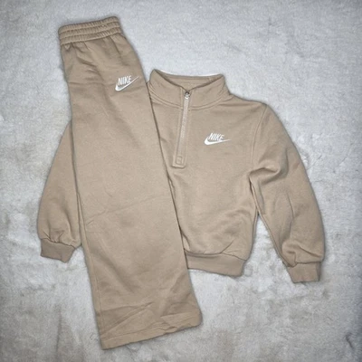 Nike Club Polar Cuarto Cremallera Sudadera y Pantalones Conjunto de 2 Piezas Caqui Niñas Talla 6X Nuevo con Etiquetas Foto 1 de 4