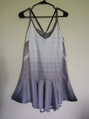 Vestido de tenis Lucky In Love X K-swiss para mujer grande (12) espalda cruzada negro blanco Foto 1 de 4