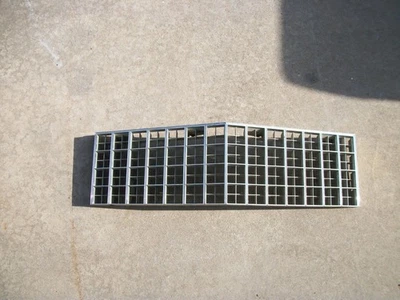 Bonita parrilla usada para Cadillac Deville 1976 número 1606876 Foto 1 de 4