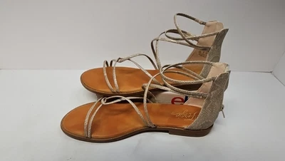 Sandalia Fergie Plana Cremallera Trasera Para Mujer Talla 10 M Cordón Tirantes Plateada Estampado Animal Foto 1 de 4