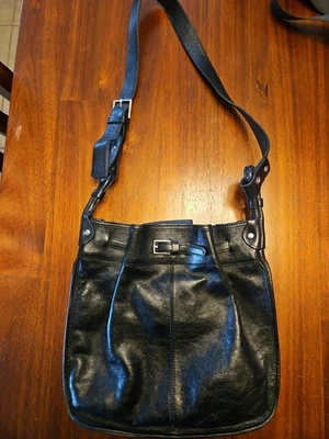 Сумка наплечная Kenneth Cole черная лакированная кожа хобо серебристая фурнитура - Изображение 1 из 4