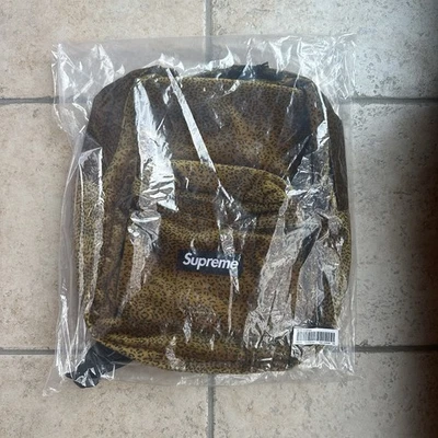 Mochila Supreme Terciopelo Tostado Leopardo Nueva en Mano Foto 1 de 4
