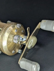 Carrete de baitcasting redondo de aluminio forjado Shimano Calcutta 400 - Imagen 1 de 5