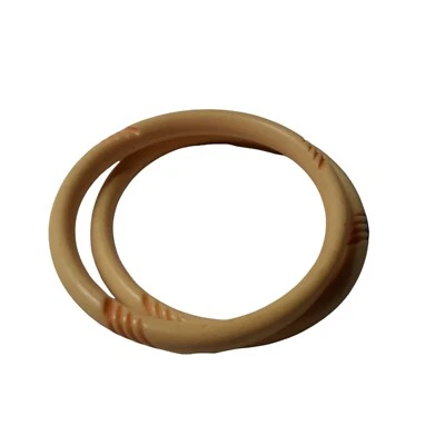 Par de pulseras brazaletes de plástico color tostado y crema talladas Foto 1 de 4