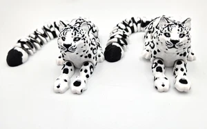 Paquete de 2 - Leopardos de las nieves impresos en 3D, manchados en blanco y negro, articulados, 6,7 pulgadas - Imagen 1 de 8