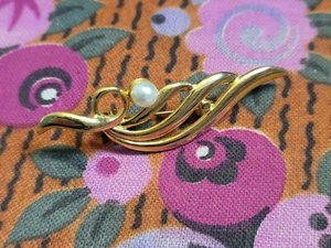 Broche métal doré ornement perle nacré 5,2 sur 1,3  cm  - Imagen 1 de 3