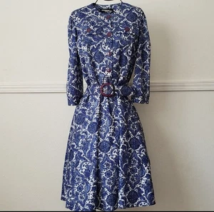 Vintage Whirlaway Kleid 12 Blumen blau weiß Gürtel hergestellt in den USA Passform ausgestellt Paisley - Bild 1 von 16