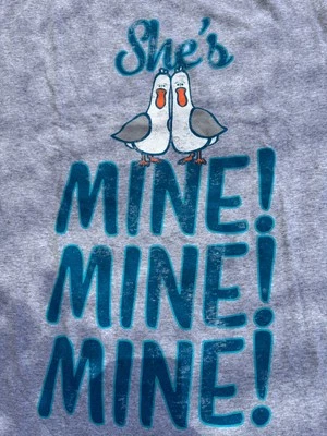 Camiseta Disney Parks Finding Nemo Seagulls She’s Mine MineMine Azul 2XL Cinza Nova Com Etiqueta - Imagem 1 de 4