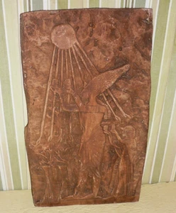 Antiguo azulejo relieve egipcio faraón AKENATÓN con dios sol ATÓN. Arcilla cocida pesada - Imagen 1 de 4