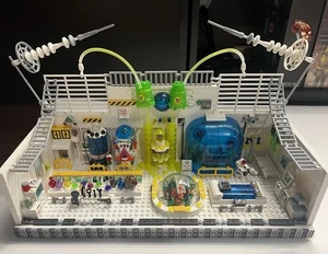 READ LEGO Custom MOC Mad Scientist Science Lab Scene Set w/ Robot, Alien Figures - Picture 1 of 15