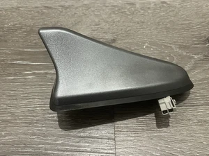 2017–2018 Hyundai Elantra Sedan Shark Fin Roof Antenna Silver 96210-F3130S2C OEM - Bild 1 von 12