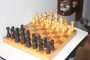 Vintage Schachspiel GROSS 6" groß König 3" Bauern große Figuren 17,5" Klappbrett - Bild 1 von 9