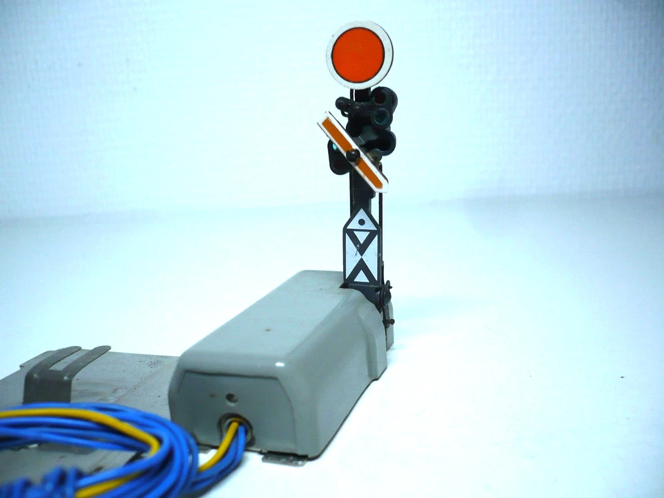 MÄRKLIN Vorsignal 7038 mit Bodenplatte für C- und M- Gleis - TOP - Bild 1 von 2
